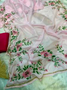 Magnifique sari Tabi doux avec un élégant imprimé floral numérique, rehaussé par des broderies Cutdana sur toute la surface, et des découpes élégantes. - Product Image 5