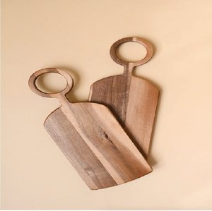 Preciosa tabla de servir rectangular clásica con un lindo recorte en forma de corazón y cuerda rústica para colgar, disponible a precio de mayoreo. - Product Image 5