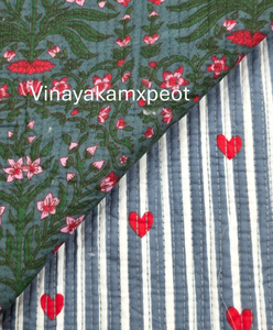 ผ้าฝ้ายทอแบบถักนิตติ้งลายดอกไม้สีเขียวชมพู  แบบกลับด้านได้  เป็นมิตรกับสิ่งแวดล้อม ระบายอากาศได้ดี น้ำหนักเบา เหมาะสำหรับเย็บผ้าห่ม - Product Image 1