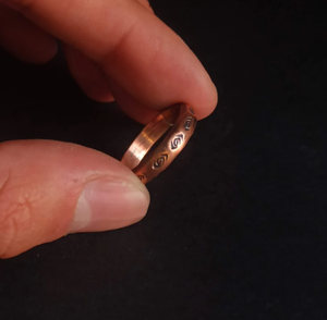 Anillo de Cobre Puro Vintage con Grabado de Símbolo Antiguo en Espiral, Anillo de Dedo de Cobre Sólido con Borde Plano - Product Image 2