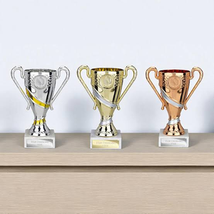 Copa de Trofeo de Campeonato Ornamental con Acabado Dorado Premium, Asas Decorativas, Diseño en Relieve y Base Elegante para Deportes - Product Image 5