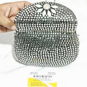 Pochette en métal tendance avec couvercle et chaîne à fermeture ouverte, ornée d'un logo, pour filles, usage quotidien, prix très raisonnable, Inde - Product Image 5