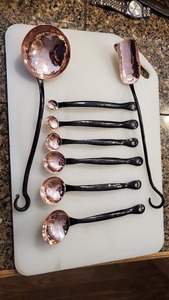 Collection de couverts en cuivre doré de qualité supérieure, 5 pièces, comprenant une fourchette à dîner à quatre dents, une fourchette à salade et un couteau à steak dentelé. - Product Image 4
