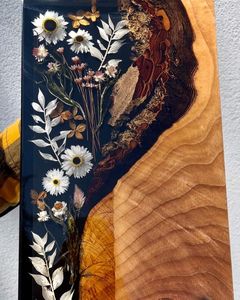 Planche à découper rustique en bois et résine transparente avec orchidées blanches intégrées pour une découpe polyvalente des aliments - Product Image 5