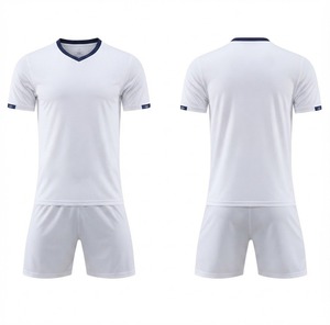 Tenue de football personnalisée pour l'entraînement et les matchs, vêtements de sport légers, durables et respirants en tissu polyester pour hommes adultes - Product Image 5