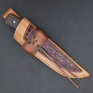 Cuchillo de caza artesanal de hoja fija con hoja de acero grabada con punta en forma de gota y mango de madera. - Product Image 4
