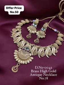 Conjunto de collar nupcial de latón dorado antiguo con diseño floral y pendientes a juego - Product Image 2