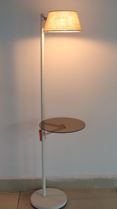 Lámpara de Pie LED Ajustable Lumetal con Mesa Lateral de Vidrio Integrada y Regulador de Intensidad Táctil, Base Estable con Pantalla de Tela Suave Beige - Product Image 4
