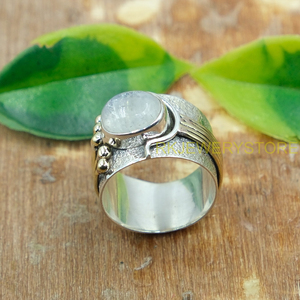 Bague en Pierre de Lune Bleue Effet Feu, en Argent Sterling 925 Massif avec Anneau en Laiton, Bague Statement Faite à la Main Martelée, Bijou en Pierre de Lune, Cadeau - Product Image 5
