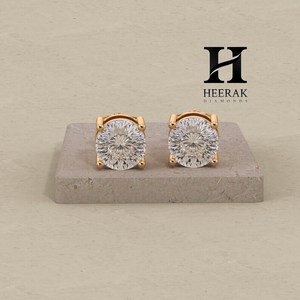 ต่างหูเพชรทรงกลมเจียระไนแบบบริลเลียนท์ 2 กะรัต หรูหราสำหรับผู้หญิง เพชร VVS สี D มอยส์ซาไนต์ แบบ 4 กรงเล็บ ดีไซน์ดับเบิ้ลแกลเลอรี่ - Product Image 4