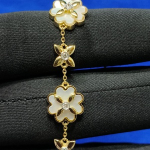 สร้อยข้อมือมุกเปลือกหอยรูปใบโคลเวอร์ทอง 14K, สร้อยข้อมือรูปดอกไม้แบบห้อย, เครื่องประดับใบโคลเวอร์เพชรเม็ดเล็ก สง่างาม เหมาะเป็นของขวัญเพื่อนเจ้าสาว - Product Image 1