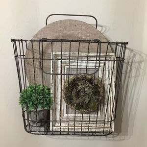 Grand panier mural en fer pour le rangement à la maison, au bureau et dans la salle de bain, avec des crochets muraux robustes - Product Image 1