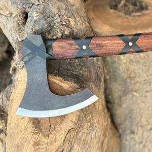 ขวานสไตล์นอร์สเกรดอุตสาหกรรม ผลิตตามสั่ง พร้อมหัวเหล็กมีลวดลายและด้ามไม้ตกแต่งอย่างมีศิลปะ เหมาะสำหรับเป็นของขวัญและของตกแต่ง - Product Image 6