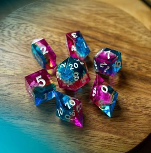 Jeu de dés en résine multicolores, polyédriques, numérotés, faits à la main, personnalisés, pour jeux de société - Product Image 5