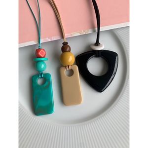 Collier en résine et bois artisanal - Accessoire de mode - Product Image 5