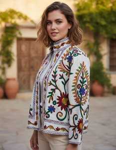 Veste en coton Suzani élégante brodée, taille unique, aux motifs bohèmes et traditionnels. - Product Image 5