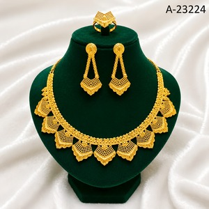 Conjunto de Collar y Pendientes Clásicos de Aleación de Zinc Chapados en Oro de 24K, Forma de Flor, Joyería de Boda para Mujer A-23163 - Product Image 3