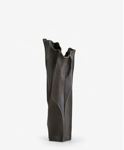 Vase à fleurs moderne en métal noir mat, centre de table de luxe à bords bruts et organiques, récipient décoratif pour la maison, vente en gros - Product Image 1