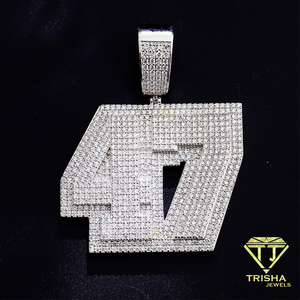 Pendentif Premium en Argent Tons Argentés Numéro 47 avec Diamant Moissanite, en Argent Sterling 925, Bijou Statement Sertie de Pierres pour la Vente en Gros - Product Image 3