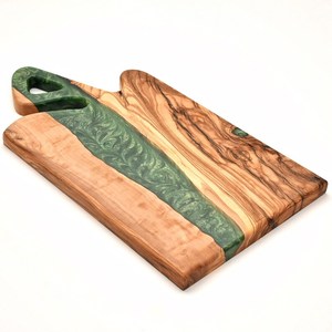 Planche à charcuterie artisanale en bois de pin et résine, planche à fromage faite à la main, design rivière - Product Image 2