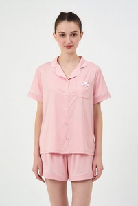 Conjunto de pijama rosa suave para mujer con camiseta de manga corta con botones y pantalones a juego, ideal para un descanso cómodo. - Product Image 1