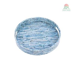 Plateau rond artisanal avec finition nacrée et incrustation de carreaux turquoise, doté de poignées élégantes ; adapté aux articles haut de gamme. - Product Image 2