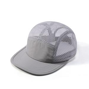Casquette de sport 5 panneaux personnalisée en maille respirante polyester/coton, souple, à visière flexible, style urbain, avec fermeture à bouton-pression - Product Image 3