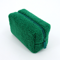 Sac de maquillage en velours matelassé portable et tendance avec logo personnalisé multicolore, motif brodé, sac de rangement pour articles de toilette