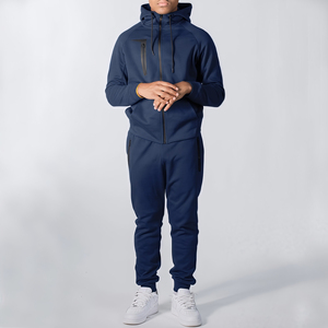 Ensemble de survêtements streetwear personnalisés sérigraphiés à capuche avec cordon de serrage, poches latérales, en polaire respirante, design 2-en-1, unis et vierges - Product Image 5