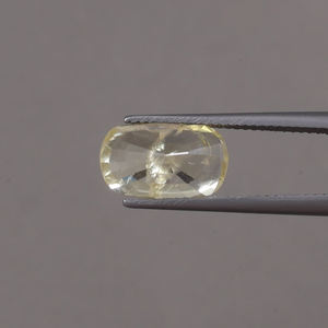 ไพลินสีเหลืองธรรมชาติแท้แบบเม็ดเดี่ยว |   ได้รับการรับรองจาก NGTC เกรด AAA ทำด้วยมือ ขนาด 10x7.5 มม. รูปทรงคุชชั่น น้ำหนัก 5.54 กะรัต สีสวยงาม/เปล่งประกาย - Product Image 3