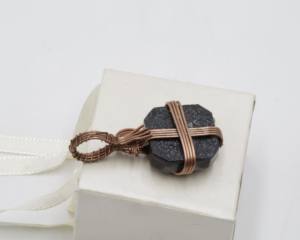 Colgante de Ametrina con Corte Baguette Envuelto en Alambre de Cobre |   Joyería Hecha a Mano con Piedra Preciosa de Ametrino Natural |   Colgante de Cristal Curativo de Talla Única - Product Image 2