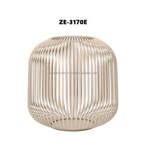 Portavelas de bucle artístico Portavelas creativo con panel de espejo con linterna elegante Los mejores portavelas de metal de Australia - Product Image 3