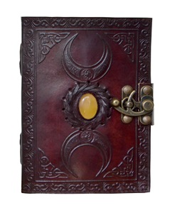 Carnet de notes en cuir vintage fait main, personnalisable, cadeau pour elle, papier vieilli à bords festonnés, couverture rigide, logo gaufré, style médiéval, pour les voyages - Product Image 1