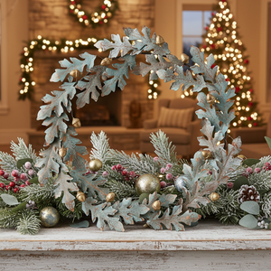 Couronne rustique en métal, fabriquée avec des feuilles de chêne patinées de verdigris et accentuée de des acorns dorés chatoyants pour la décoration d'automne - Product Image 3