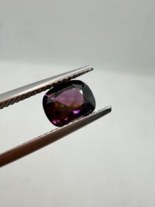 Spinelle naturelle violette foncée de 1,72 ct, taille coussin, non chauffée, de Ceylan, pierre précieuse en vrac avec jeu de couleurs, sans trou pour la joaillerie - Product Image 2