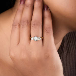 Purecarat 14K Oro amarillo Pera Diamante Anillo de compromiso Diseño de tres piedras - Product Image 5
