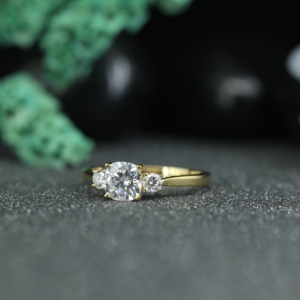 Bague de fiançailles en argent sterling 925 plaqué or avec trois pierres de moissanite taille ronde, style diamant classique pour femme, vente en gros - Product Image 2