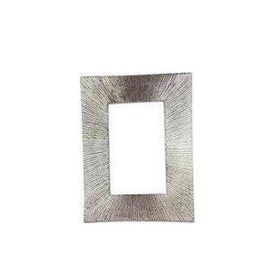 Marco de Fotos de Latón de Alta Calidad con Diseño Único, Marco Decorativo Hecho a Mano para Exhibición en Mesa, Disponible para la Venta - Product Image 3