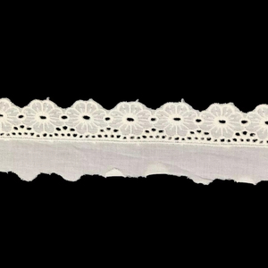 Dentelle brodée en coton blanc de qualité supérieure – Bordure festonnée florale en dentelle de coton pour la couture, les kurtis, les robes - Product Image 1