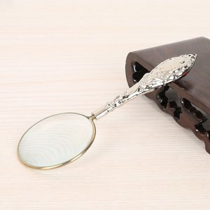Loupe en métal au design moderne avec poignée à forte adhérence et lentille optique claire pour une utilisation polyvalente de lecture - Product Image 5