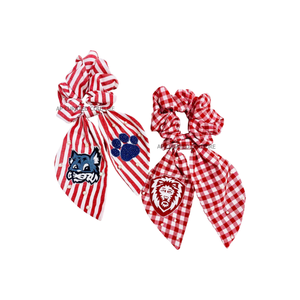 Scrunchies à rayures vichy rouges et blancs avec longues queues de ruban et embellissements perlés pour des pinces à cheveux sportives inspirées des jours de match - Product Image 1