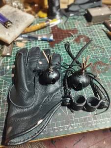 Guantes de combate de cuero negro con cordones, bolas de cuero y anillos metálicos - Product Image 1