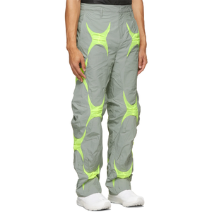 Pantalon de sport gris pour homme personnalisé avec bandes latérales vert néon, taille élastique, séchage rapide, coupe ajustée légère, idéal pour l'été - Product Image 3