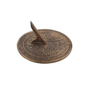 Reloj Solar Claddagh de Metal con Intrincada Artesanía Celta para Decoración de Patio, Césped y Jardín - Product Image 1
