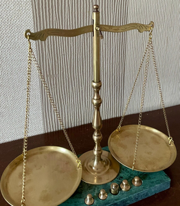 Balance mécanique vintage en laiton antique avec base en marbre vert, barre décorée et plateaux de pesée suspendus en laiton - Product Image 2
