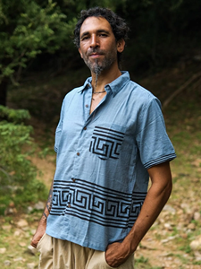 Camisa de Manga Corta para Hombre en Color Amarillo Mostaza de Algodón Khadi Puro con Diseño de Borde con Motivo Geométrico Griego Estampado a Mano - Product Image 2