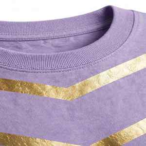 T-shirt unisexe NEXTEX en jersey de coton doux lavande à col rond et motif chevron doré - Product Image 5