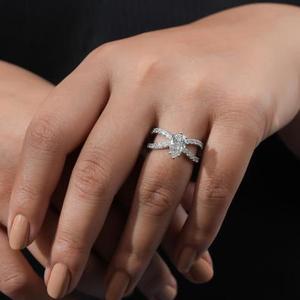 Bague de fiançailles en or blanc avec diamant taille poire et pierres latérales rondes, anneau pavé à branches fendues avec diamants d'appoint, luxe nuptial - Product Image 2