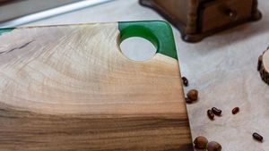 Planche à découper en résine Emerald Edge avec manche en bois - Design rectangulaire écologique, facile à nettoyer, passe au lave-vaisselle, épaisseur 1,5 cm - Product Image 3