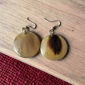 Pendientes de cuerno natural hechos a mano, joyería de cuerno auténtico para mujer al mejor precio - Product Image 1